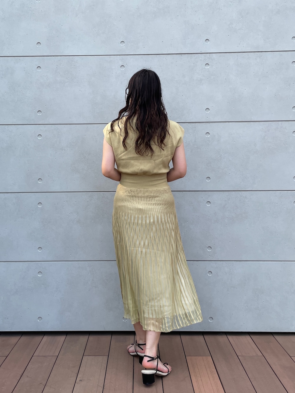 グリーン系のワンピース、ブラック系のサンダルを着用したレディースの夏コーディネートの6枚目の写真