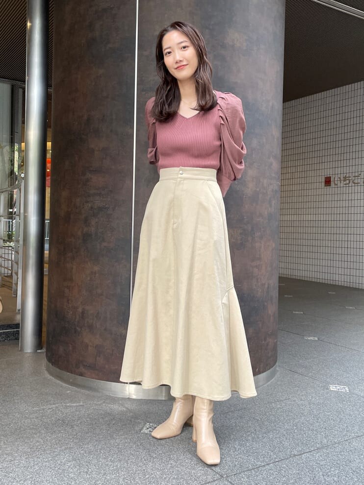 ベージュ系のスカート、ブラウン系のニット/セーター、ベージュ系のスカートを着用したレディースの秋コーディネートの4枚目の写真