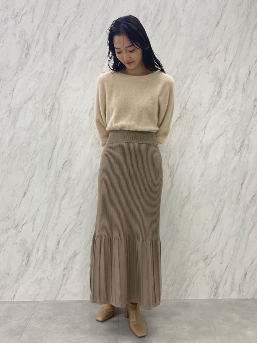 ベージュ系のブーツ、ブルー系のその他アウター、ホワイト系のワンピースを着用したレディースの夏コーディネートの6枚目の写真