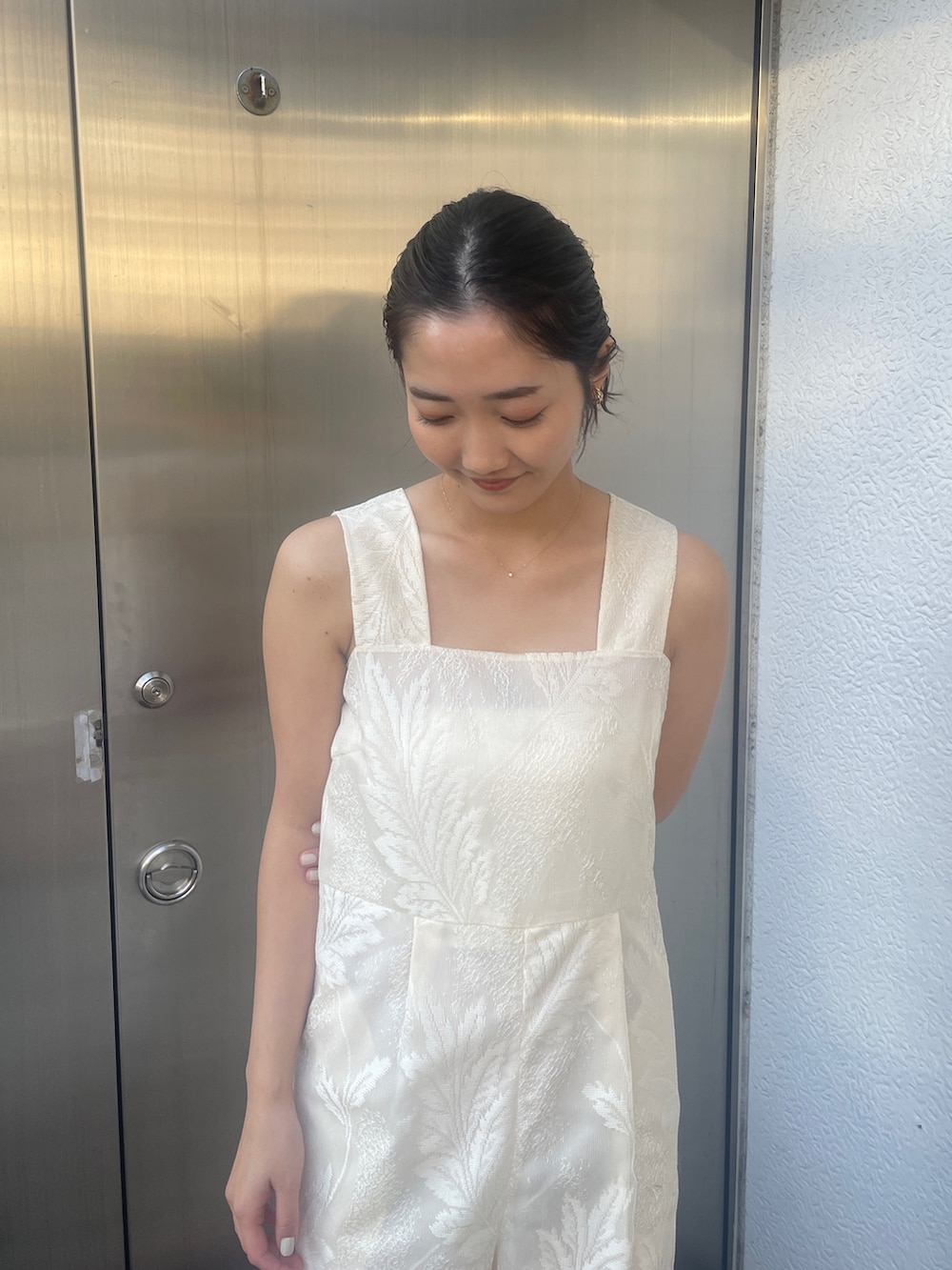 ブラウン系のサンダル、ホワイト系のつなぎ/オールインワン、ベージュ系の折りたたみ傘を着用したレディースの冬コーディネートの8枚目の写真