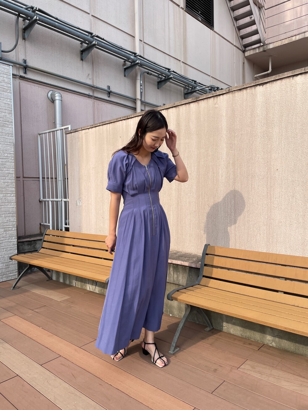 ブルー系のワンピース、ブラック系のサンダルを着用したレディースの夏コーディネートの3枚目の写真