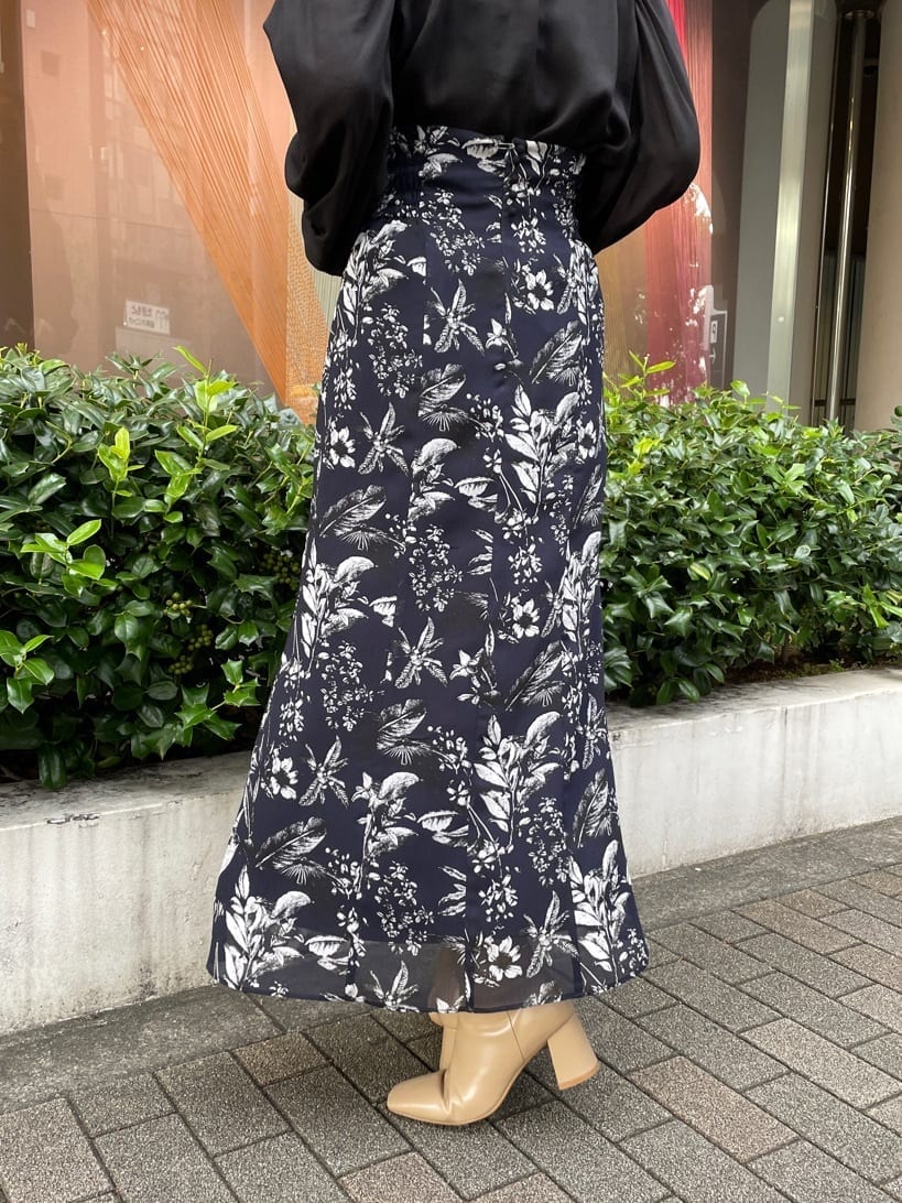 ブラック系のシャツ/ブラウス、ブルー系のスカート、ブルー系のスカートを着用したレディースの秋コーディネートの7枚目の写真