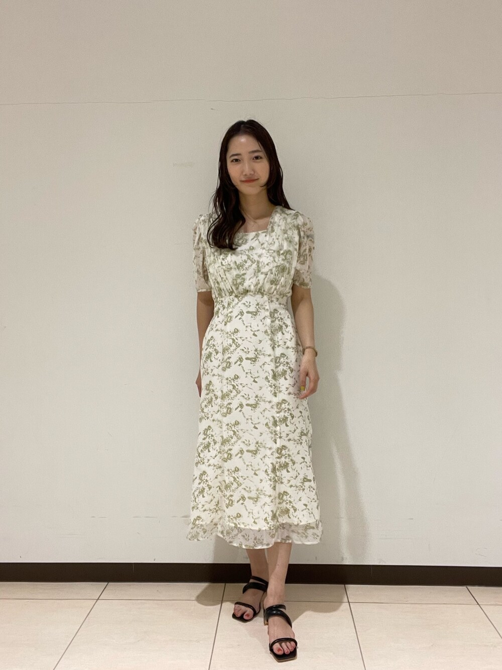 ブラック系のサンダル、ホワイト系のワンピースを着用したレディースの春コーディネートの4枚目の写真