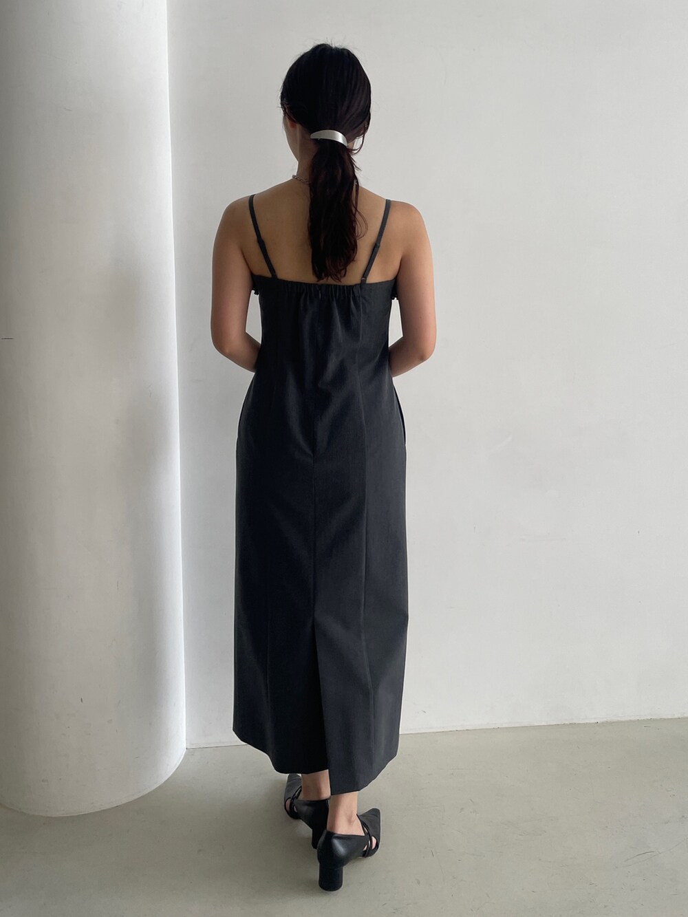 グレー系のドレス、ブラック系のパンプスを着用したレディースの秋コーディネートの5枚目の写真