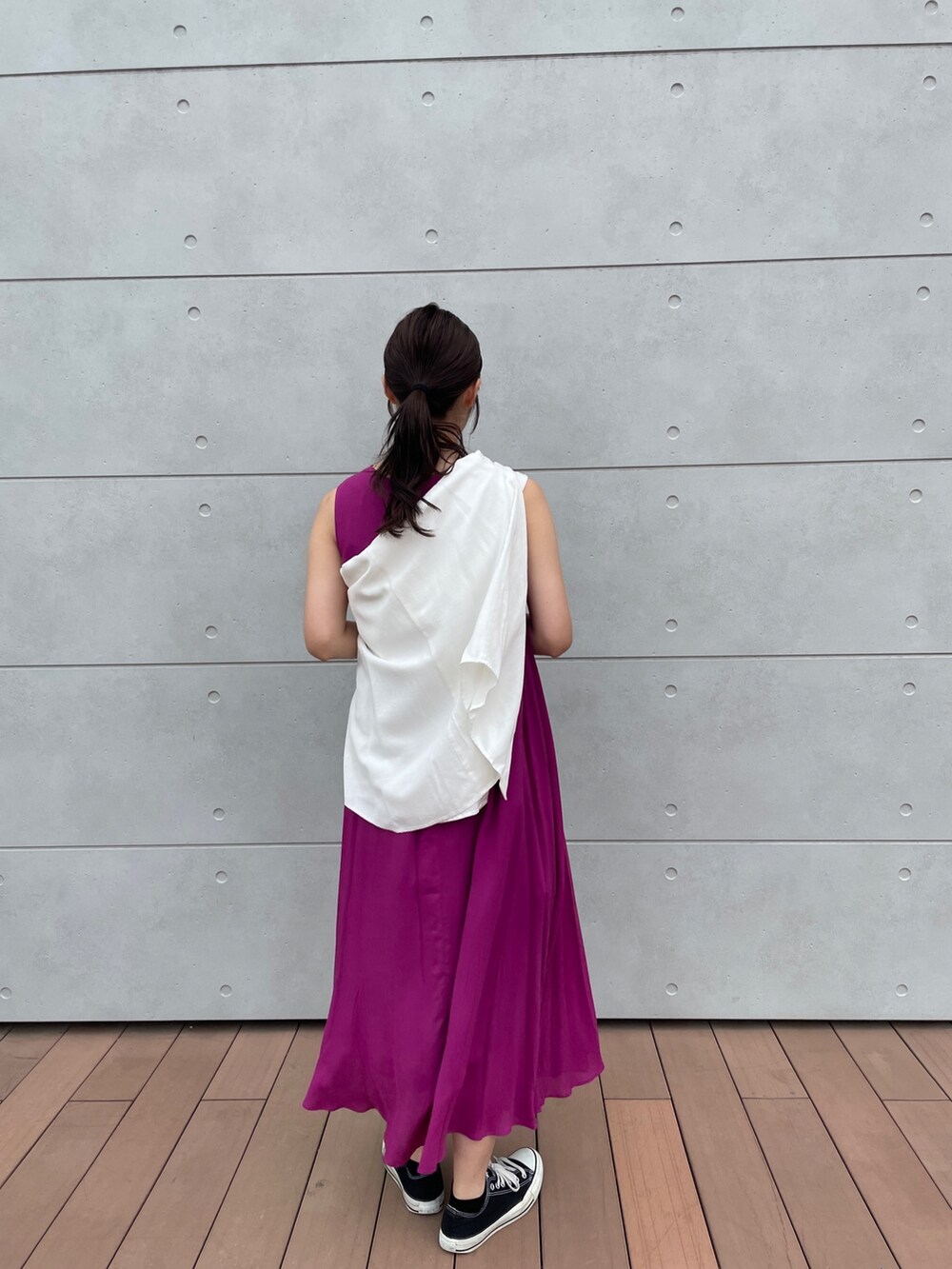 パープル系のワンピース、ホワイト系のシャツ/ブラウスを着用したレディースの夏コーディネートの4枚目の写真