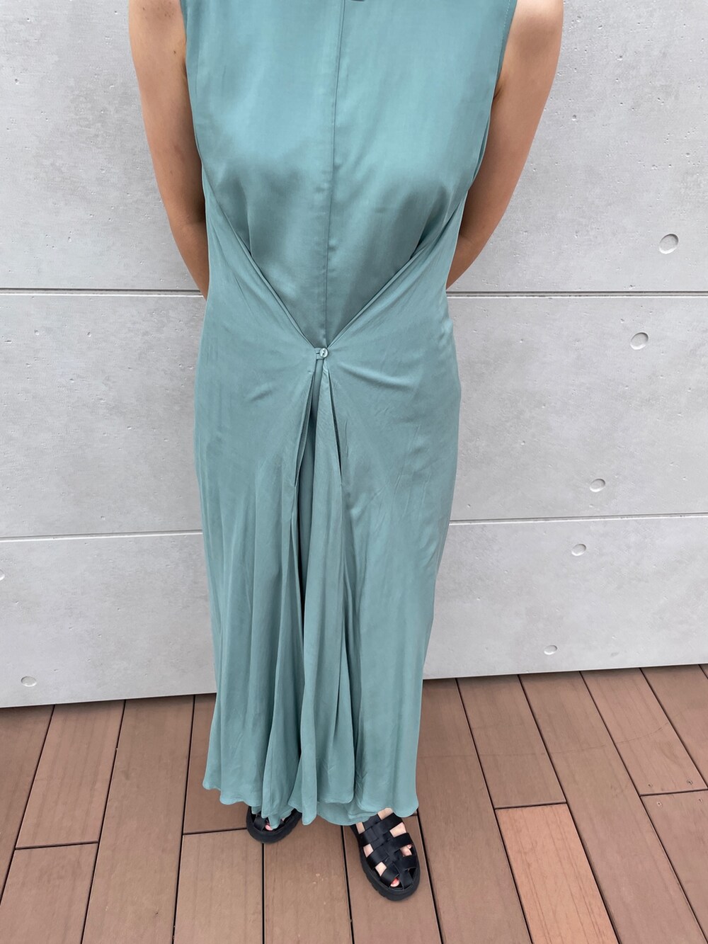 グリーン系のワンピースを着用したレディースの夏コーディネートの6枚目の写真