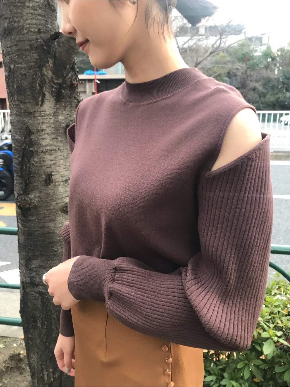 ブラウン系のスカート、ブラウン系のパンプス、ブラウン系のニット/セーターを着用したレディースの冬コーディネートの4枚目の写真