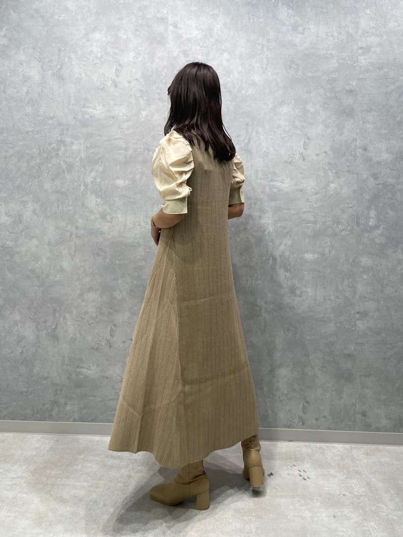 ベージュ系のワンピース、ベージュ系のブーツを着用したレディースの夏コーディネートの7枚目の写真