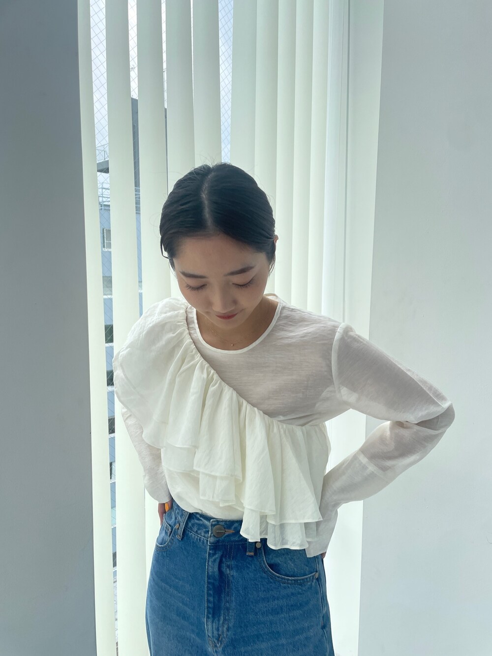 ベージュ系のブーツ、ホワイト系のシャツ/ブラウス、ブルー系のデニムパンツを着用したレディースの夏コーディネートの7枚目の写真