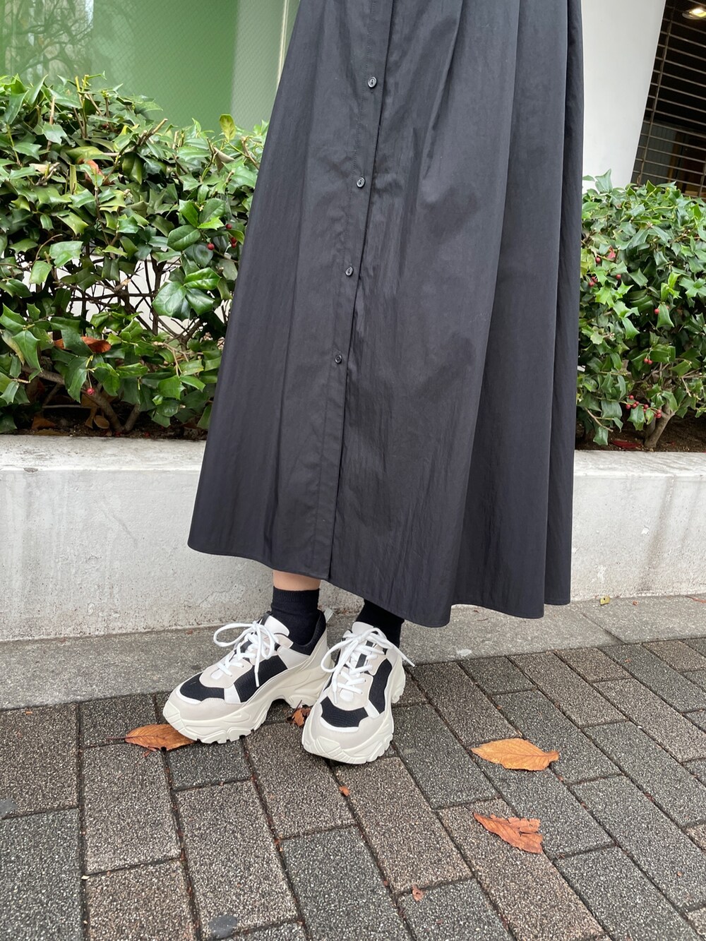 ブラック系のスニーカー、ブラック系のシャツワンピースを着用したレディースの冬コーディネートの8枚目の写真