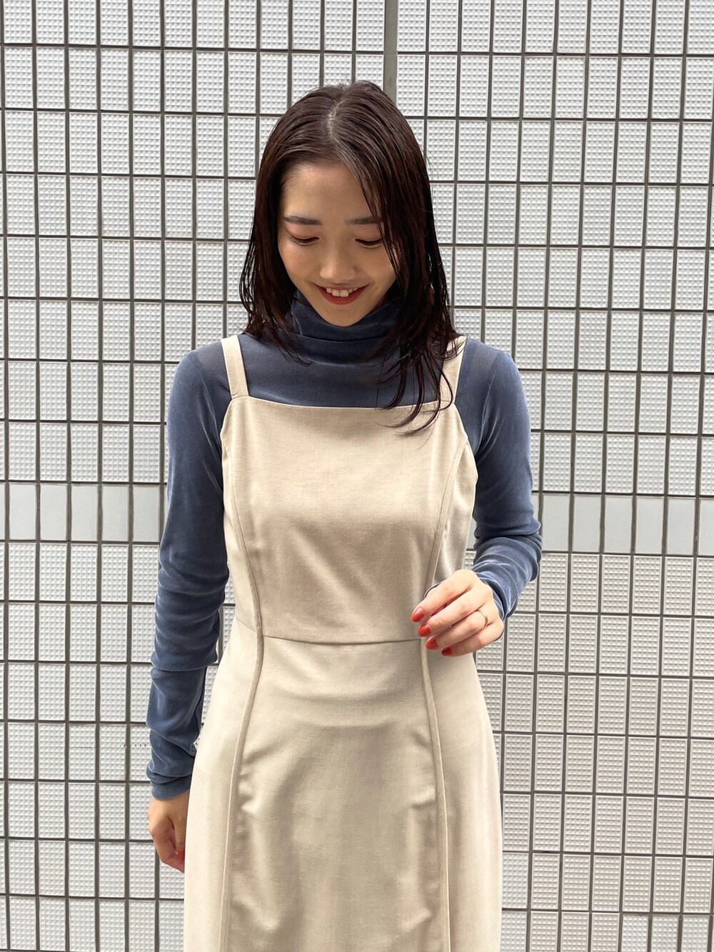 ブラック系のブーツ、ベージュ系のワンピース、ブルー系のTシャツ/カットソーを着用したレディースの夏コーディネートの6枚目の写真