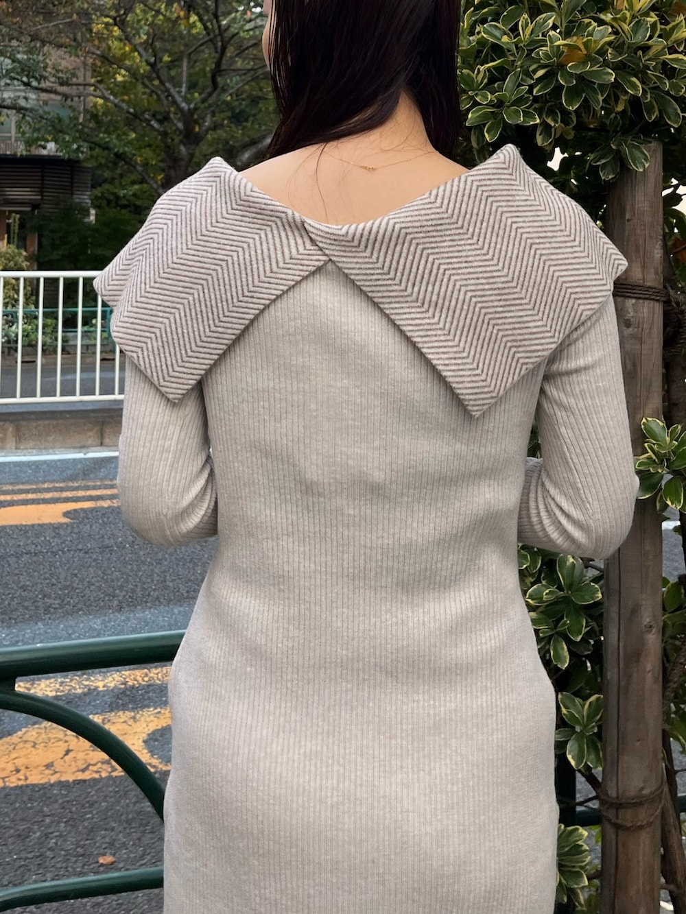 ベージュ系のブーツ、ホワイト系のワンピースを着用したレディースの冬コーディネートの8枚目の写真