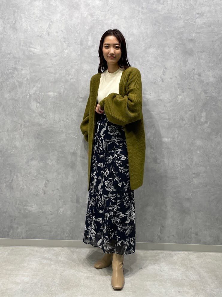 ブルー系のスカート、ブルー系のスカート、ベージュ系のブーツを着用したレディースの秋コーディネートの2枚目の写真