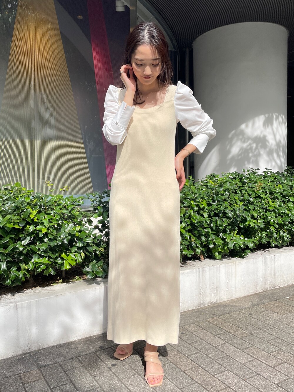 ホワイト系のワンピース、ベージュ系のサンダルを着用したレディースの冬コーディネートの10枚目の写真