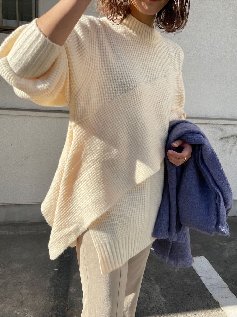 ベージュ系のその他シューズ、ベージュ系のその他パンツ、ホワイト系のニット/セーターを着用したレディースの秋コーディネートの8枚目の写真