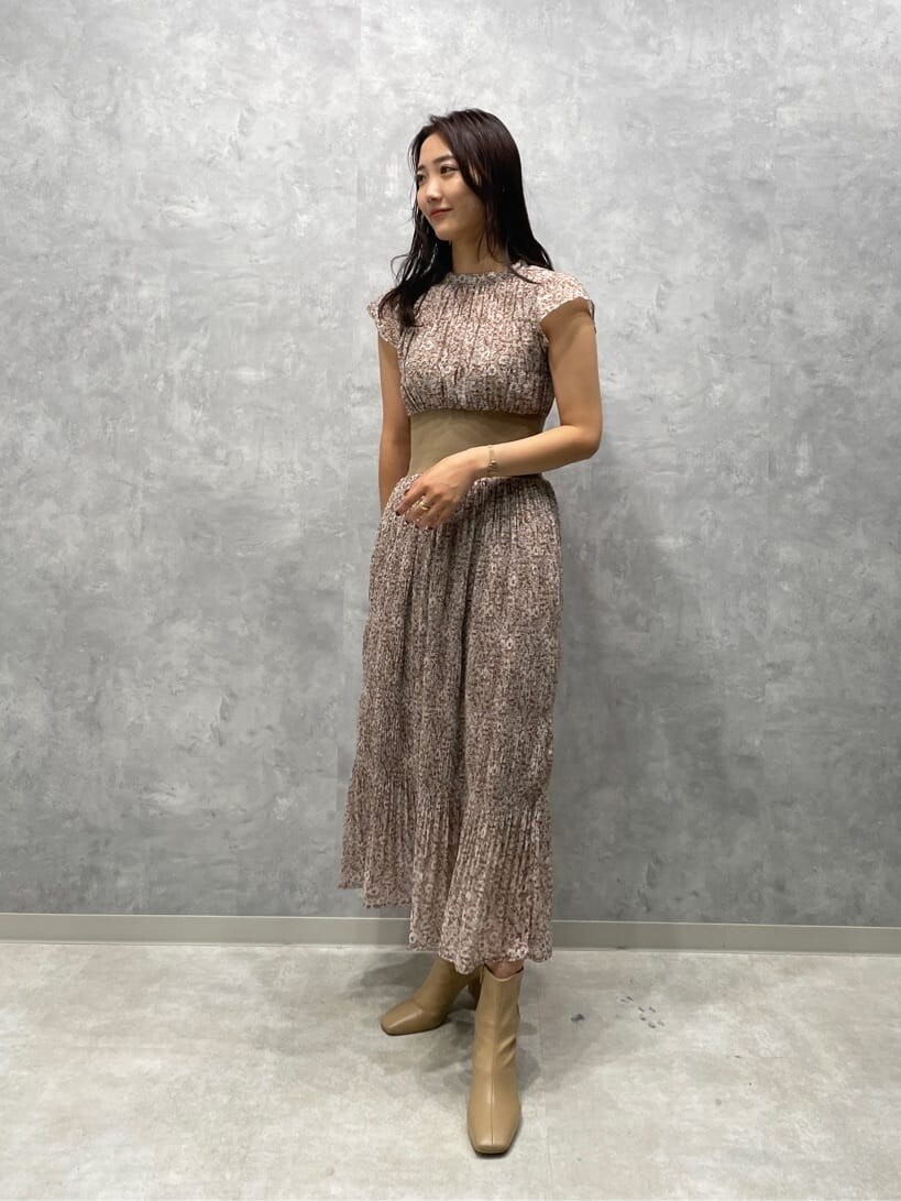 ベージュ系のワンピース、ベージュ系のブーツ、イエロー系のカーディガン/ボレロを着用したレディースの秋コーディネートの6枚目の写真