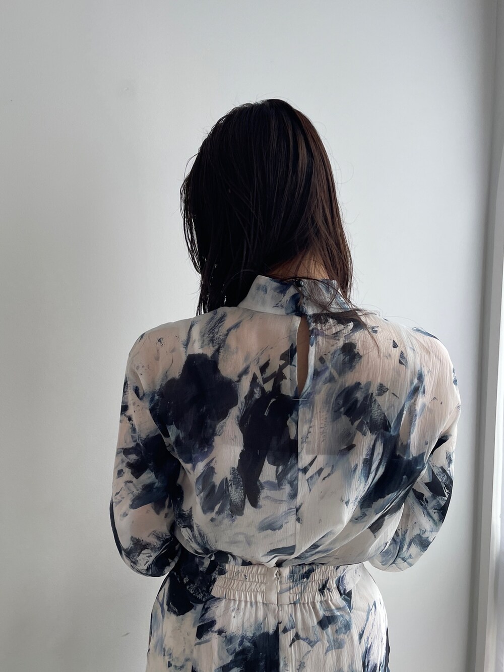 グリーン系のシャツ/ブラウス、ブルー系のスカート、ブルー系のサンダルを着用したレディースの夏コーディネートの8枚目の写真