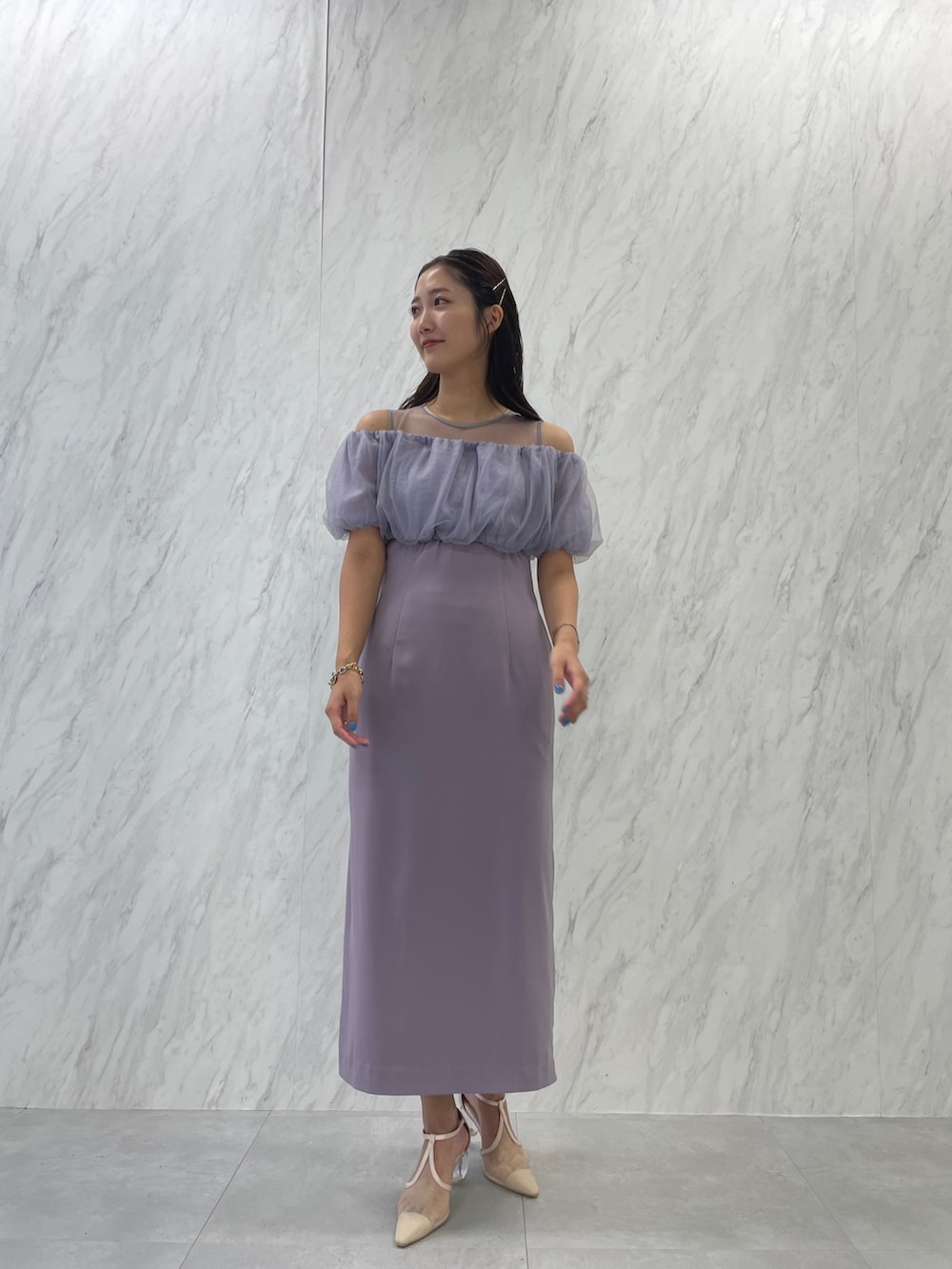 ベージュ系のパンプス、パープル系のドレスを着用したレディースの夏コーディネートの2枚目の写真