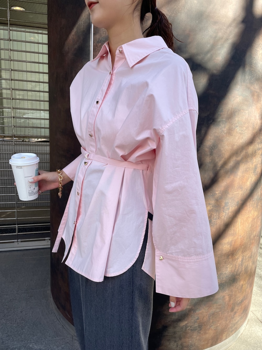 グレー系のその他パンツ、ピンク系のシャツ/ブラウス、ブラック系のパンプスを着用したレディースの冬コーディネートの6枚目の写真