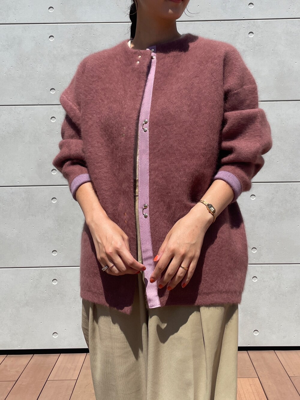 ホワイト系のニット/セーター、ピンク系のカーディガン/ボレロ、ブラック系のパンプスを着用したレディースの秋コーディネートの5枚目の写真