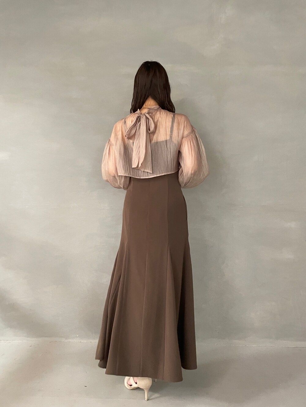 ベージュ系のパンプス、ブラウン系のドレスを着用したレディースの夏コーディネートの6枚目の写真