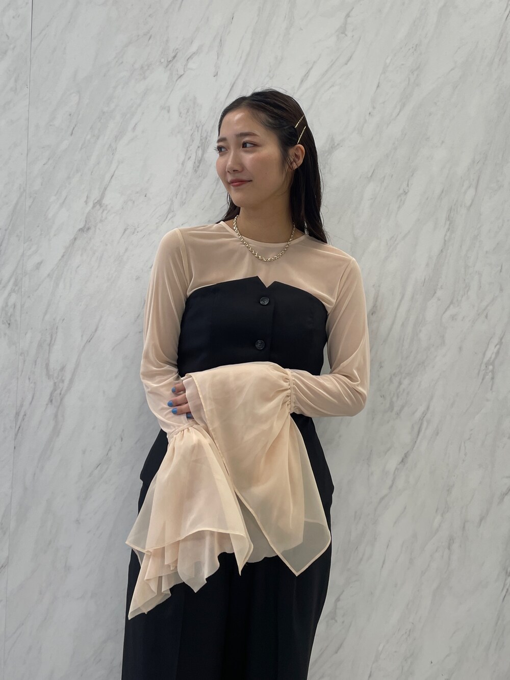 ベージュ系のパンプス、ブラック系のパンツドレス、ホワイト系のTシャツ/カットソーを着用したレディースの秋コーディネートの6枚目の写真