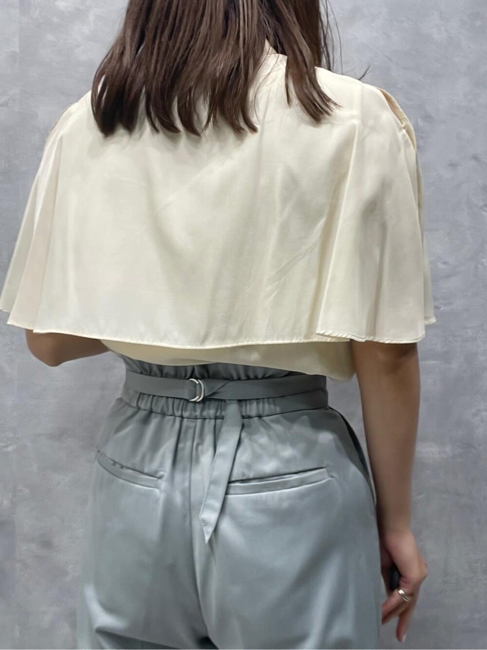 ブルー系のスラックス、ベージュ系のサンダル、ホワイト系のシャツ/ブラウスを着用したレディースの夏コーディネートの7枚目の写真