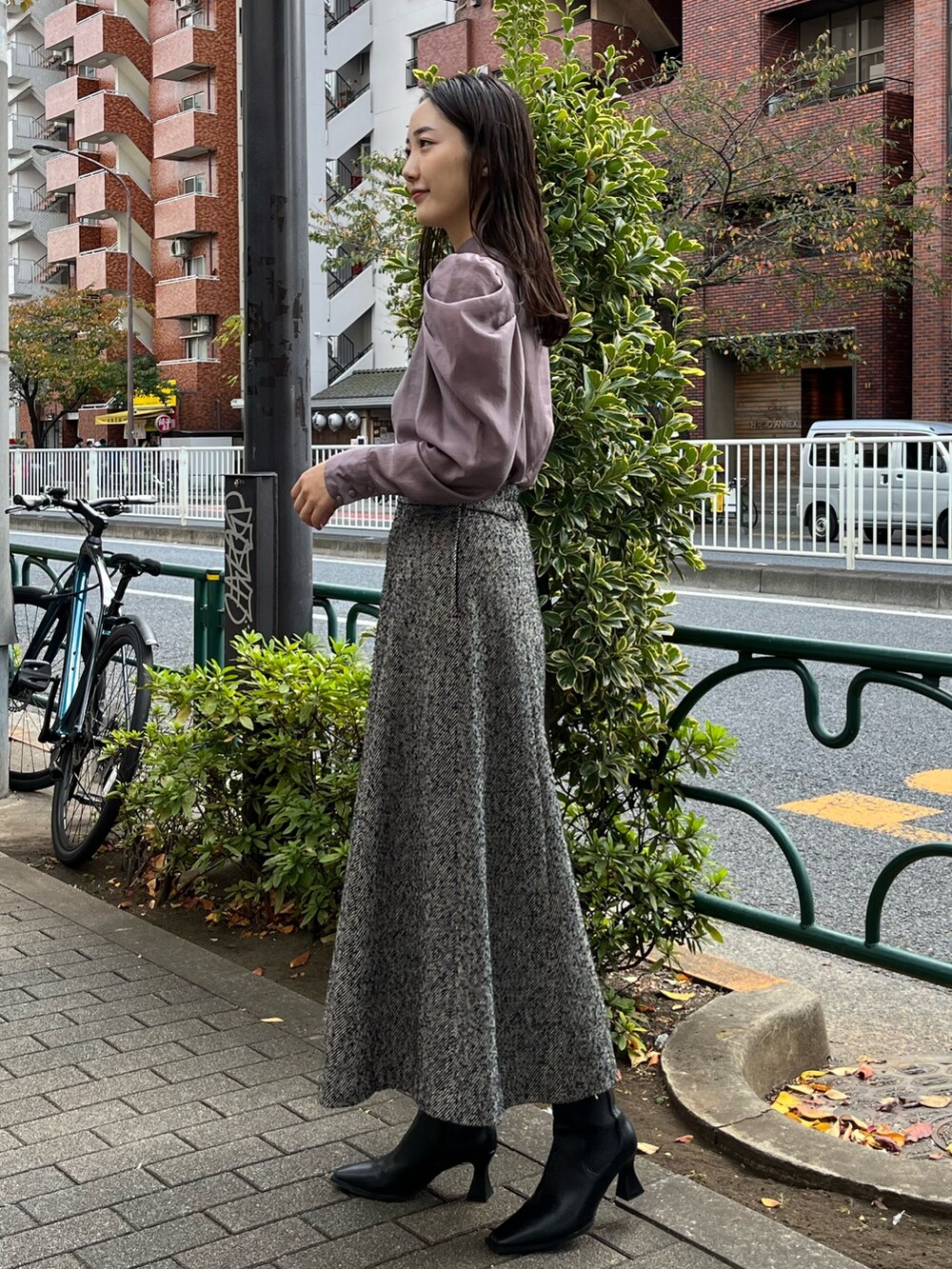 ベージュ系のシャツ/ブラウス、ブラック系のスカート、ブラック系のブーツを着用したレディースの冬コーディネートの4枚目の写真