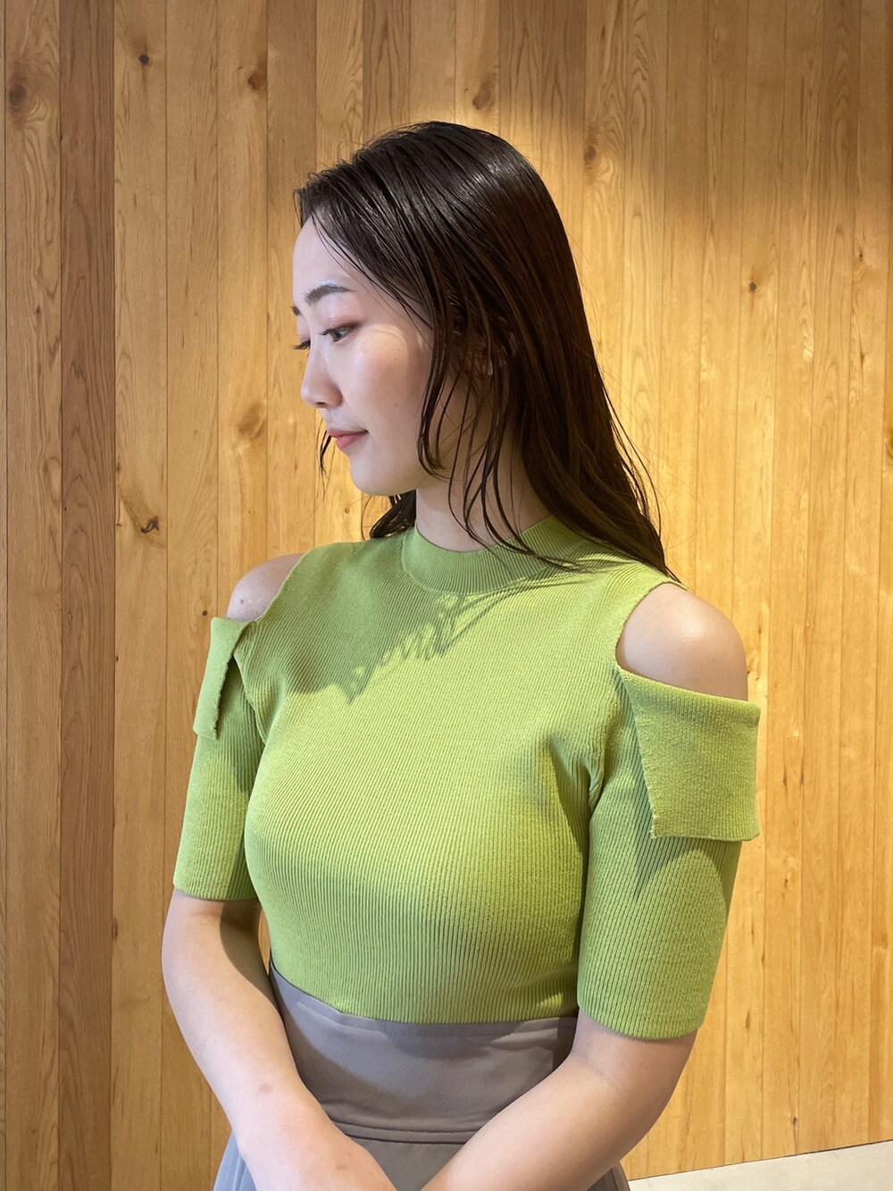 その他のサンダル、グリーン系のニット/セーター、グレー系のその他パンツを着用したレディースの冬コーディネートの8枚目の写真