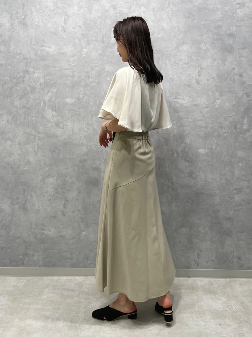 ブラック系のサンダル、ホワイト系のスカート、ホワイト系のシャツ/ブラウスを着用したレディースの夏コーディネートの3枚目の写真