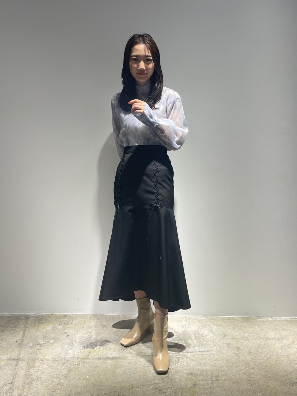 ブラック系のスカート、ベージュ系のブーツ、パープル系のシャツ/ブラウスを着用したレディースの夏コーディネートの3枚目の写真