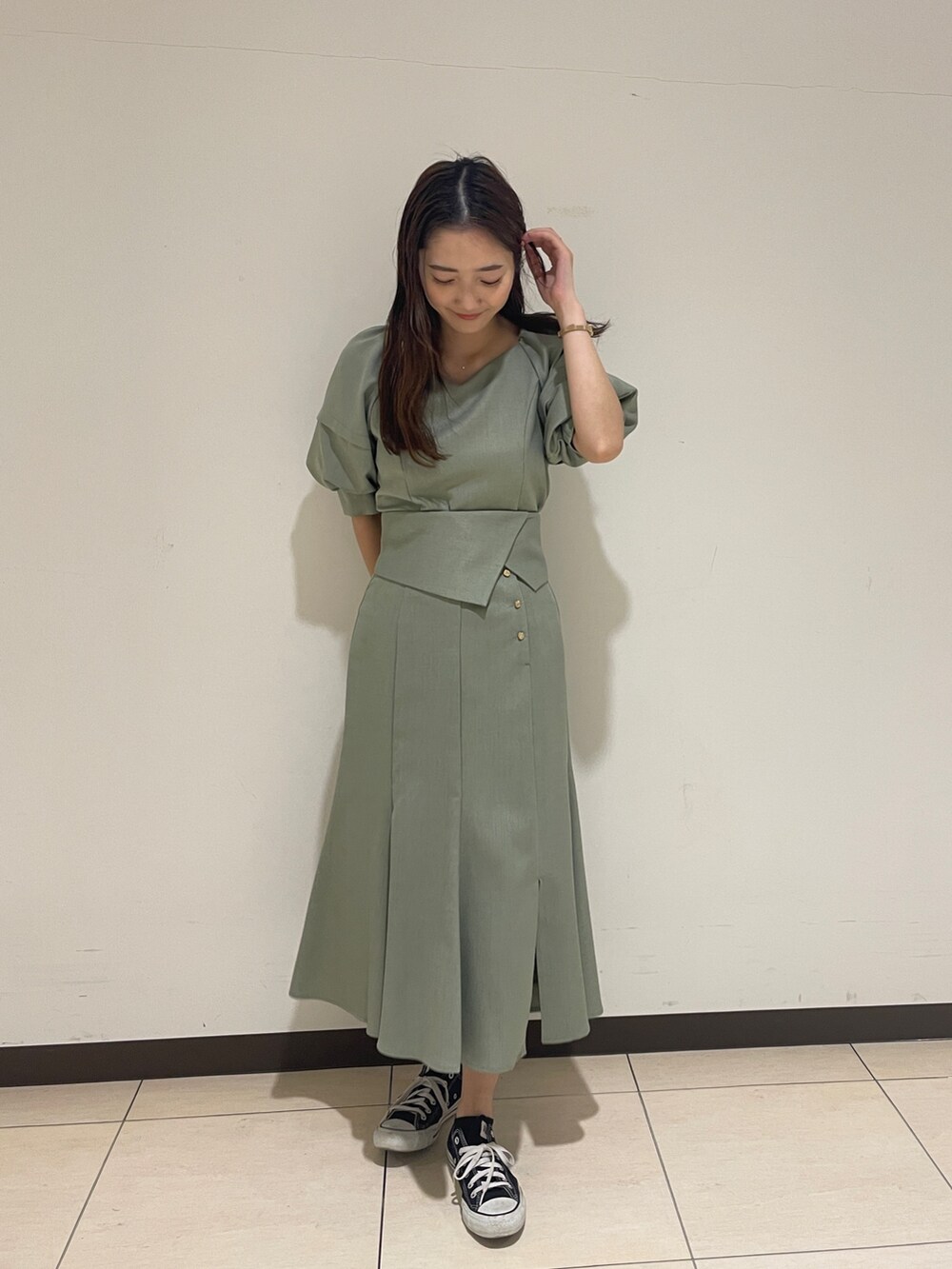 グリーン系のスカート、グリーン系のシャツ/ブラウスを着用したレディースの春コーディネートの4枚目の写真