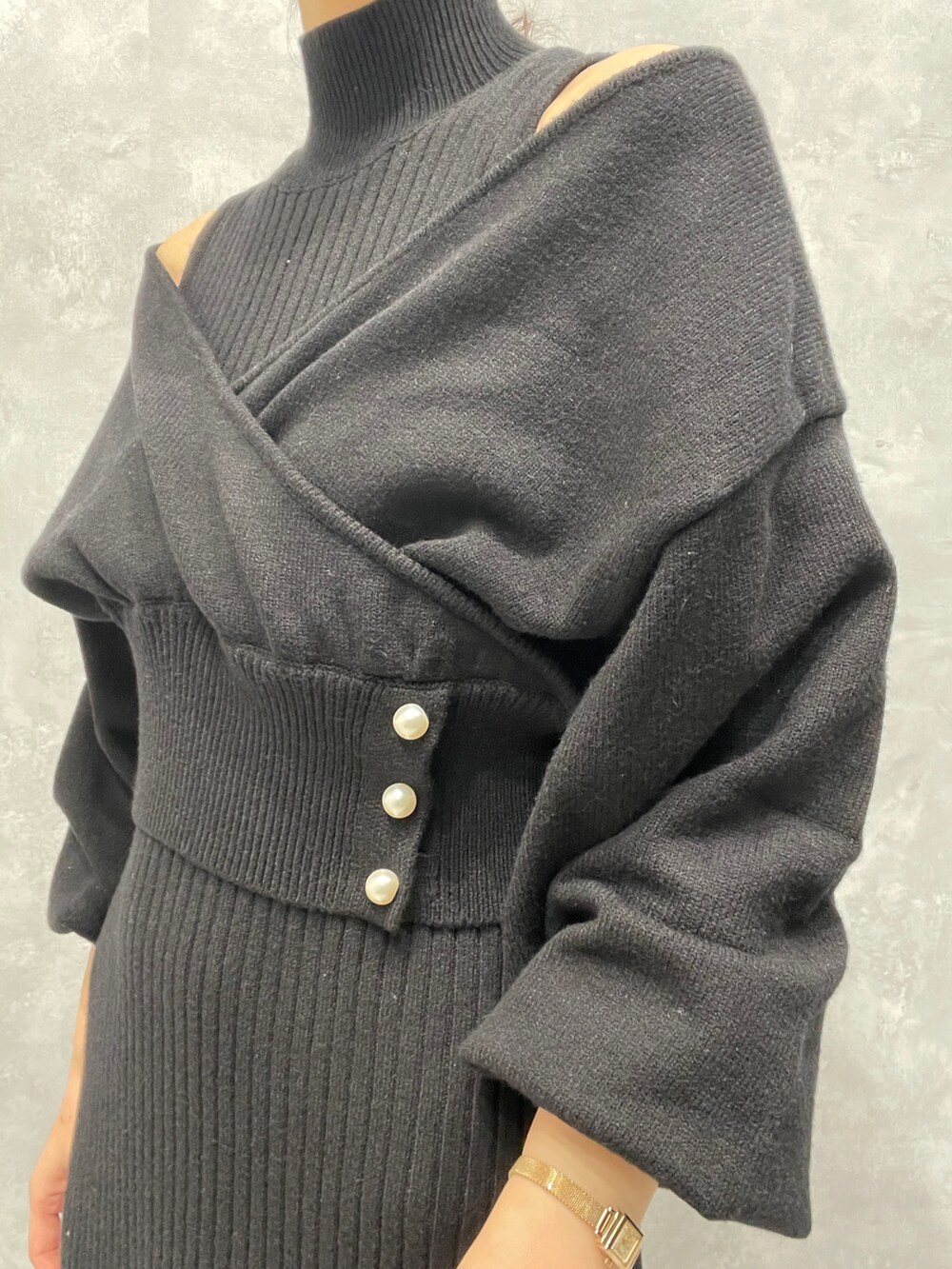 ベージュ系のサンダル、ブラック系のワンピースを着用したレディースの冬コーディネートの7枚目の写真