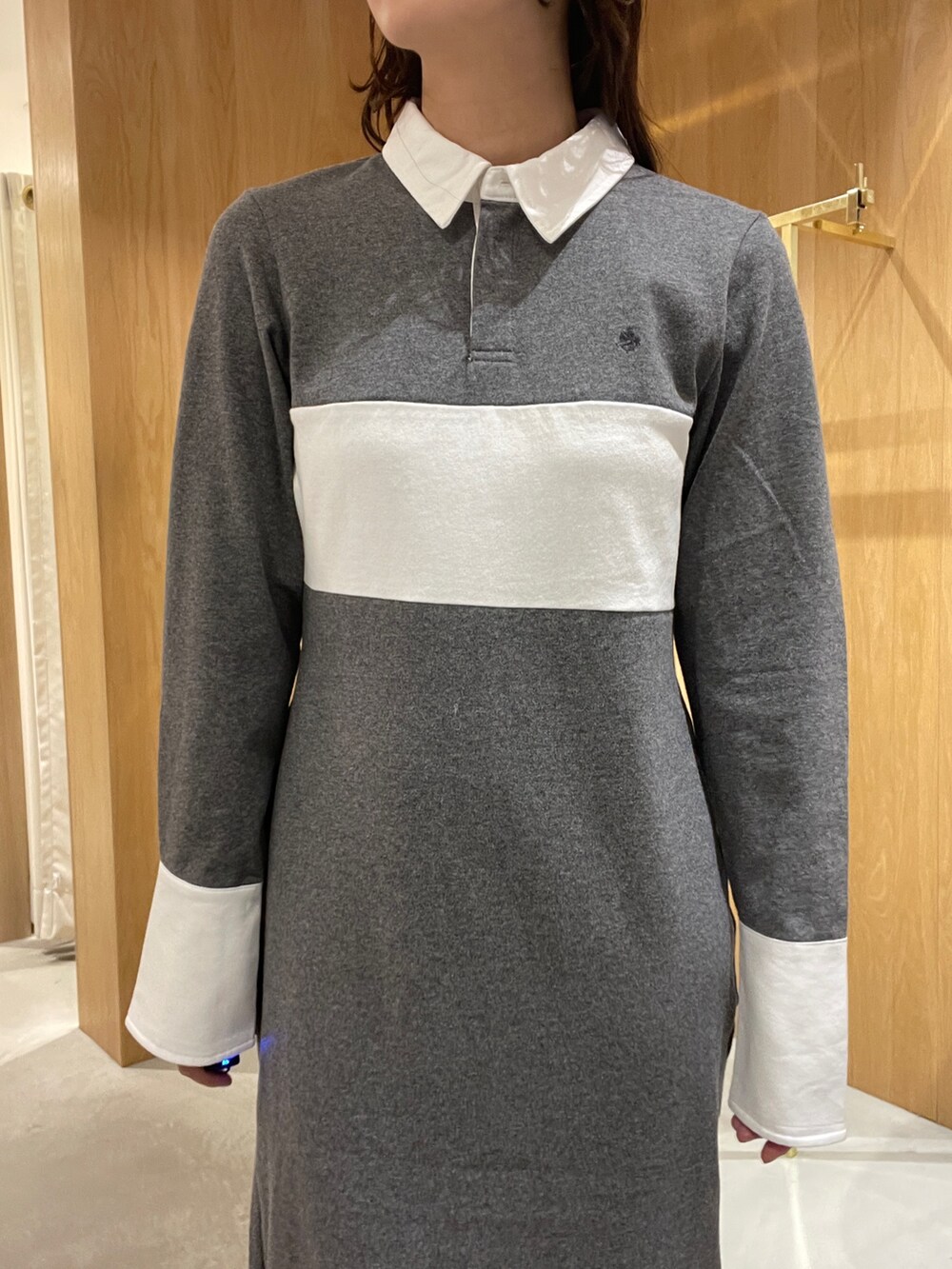 グレー系のワンピース、ブラック系のローファーを着用したレディースの秋コーディネートの5枚目の写真