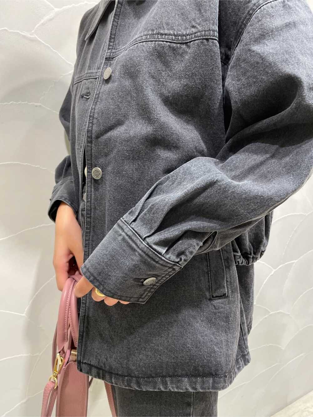 ベージュ系のシャツ/ブラウス、ブラック系のデニムジャケット、ブラック系のその他シューズを着用したレディースの夏コーディネートの5枚目の写真