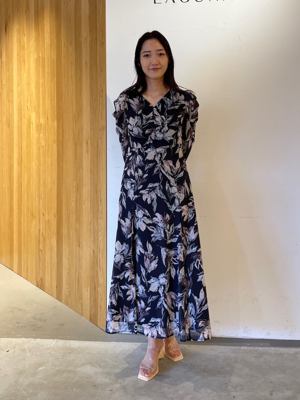 その他のサンダル、ブルー系のワンピースを着用したレディースの冬コーディネートの2枚目の写真