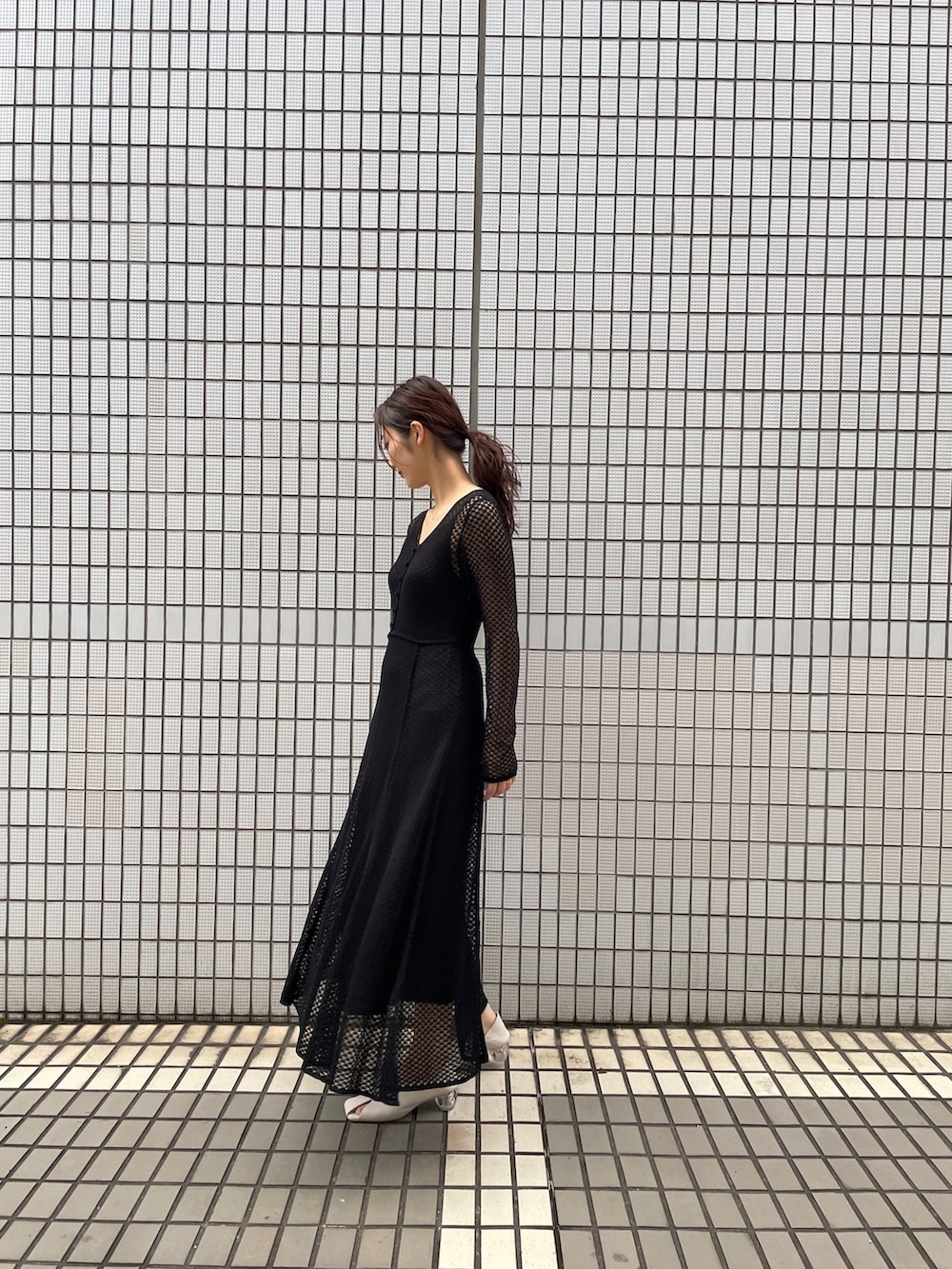 ホワイト系のパンプス、ブラック系のワンピースを着用したレディースの冬コーディネートの7枚目の写真