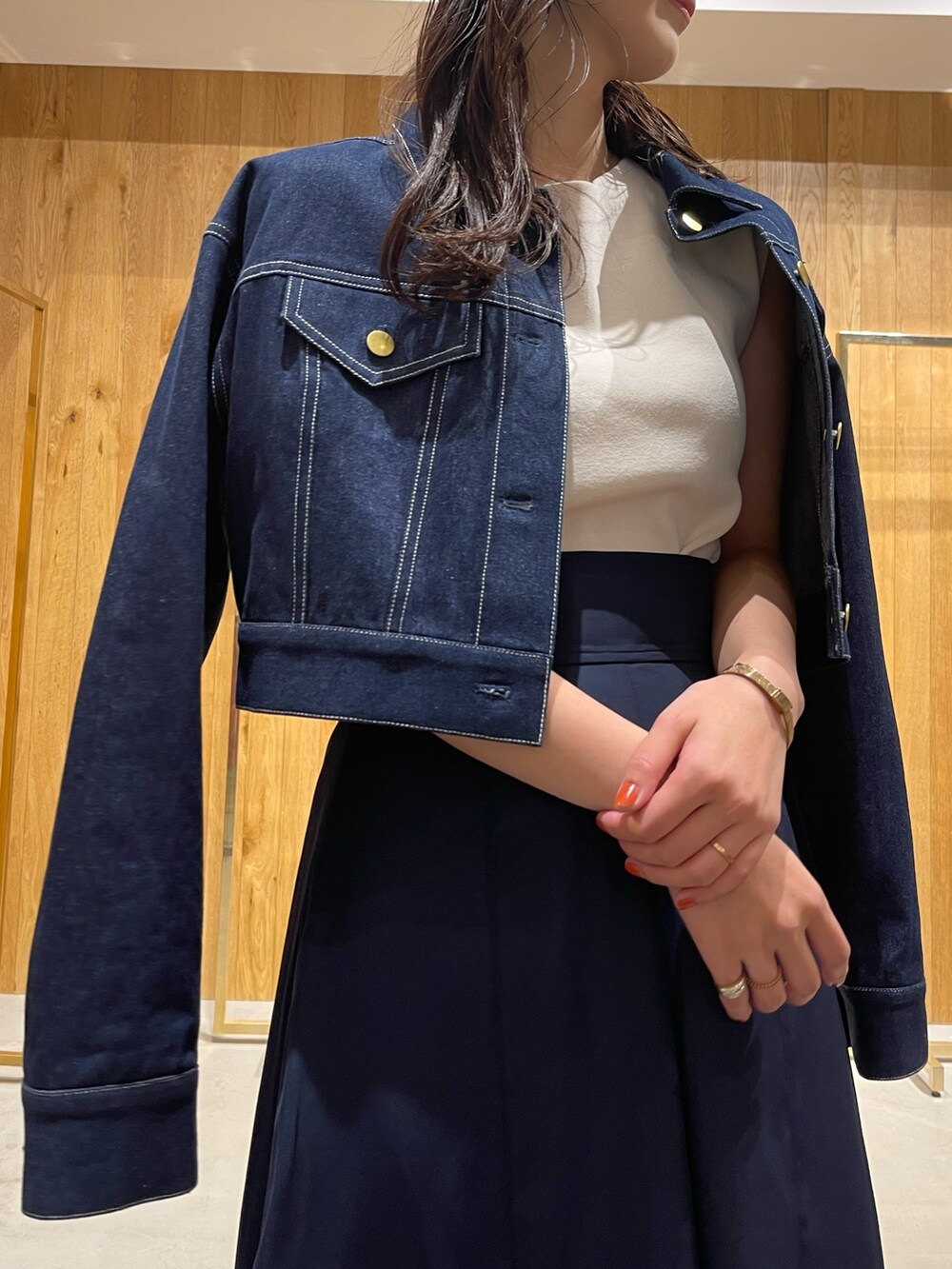 ブルー系のデニムジャケット、ホワイト系のニット/セーター、ブルー系のその他パンツを着用したレディースの冬コーディネートの5枚目の写真