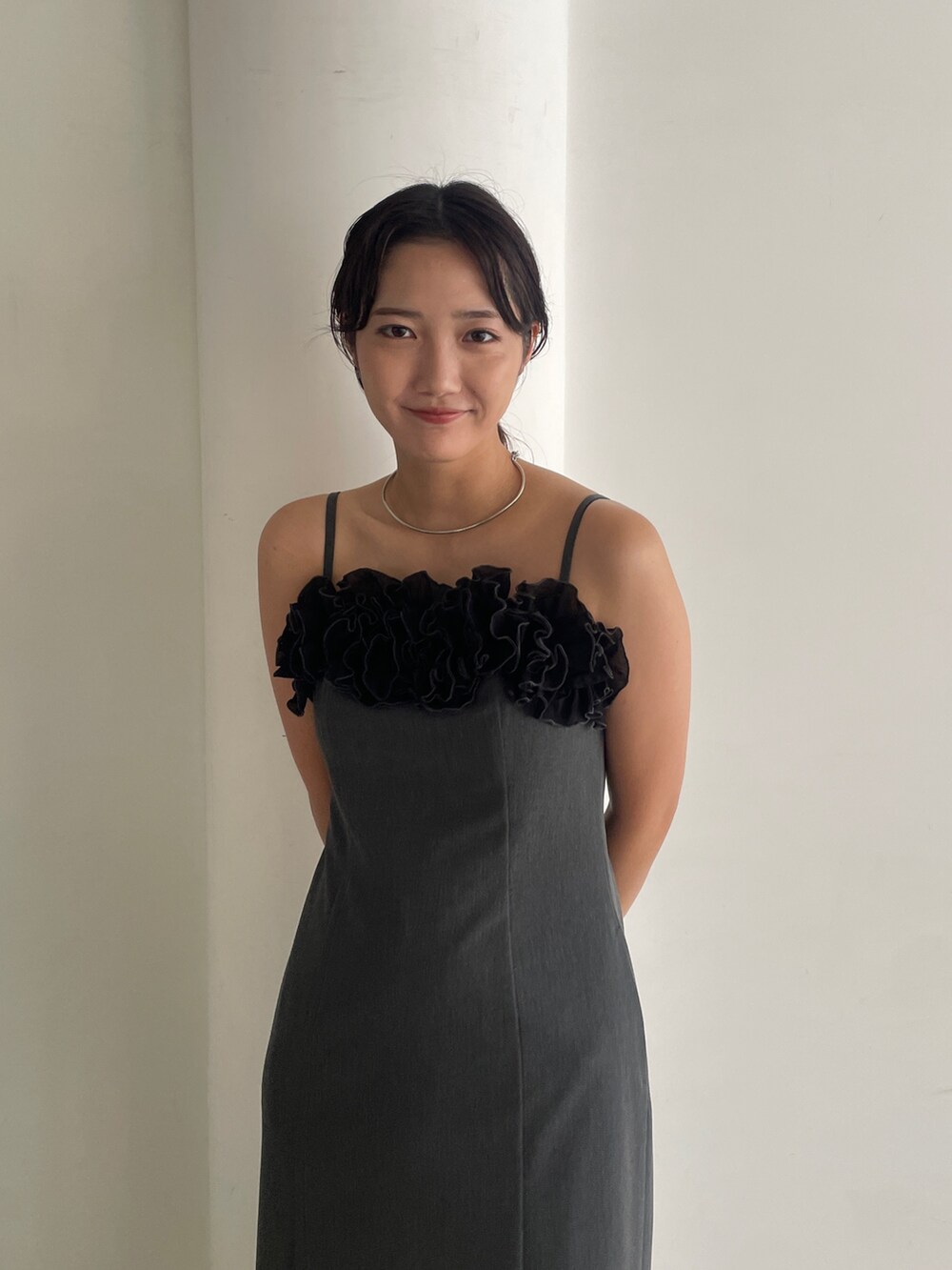 グレー系のドレス、ブラック系のパンプスを着用したレディースの秋コーディネートの6枚目の写真