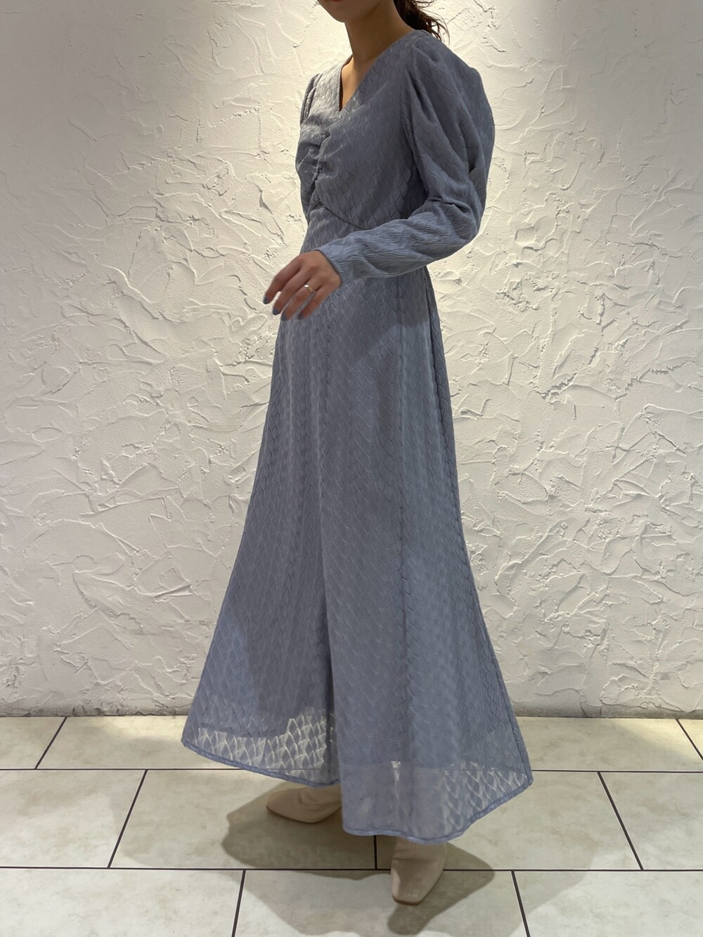 ホワイト系のブーツ、ブルー系のワンピースを着用したレディースの冬コーディネートの5枚目の写真