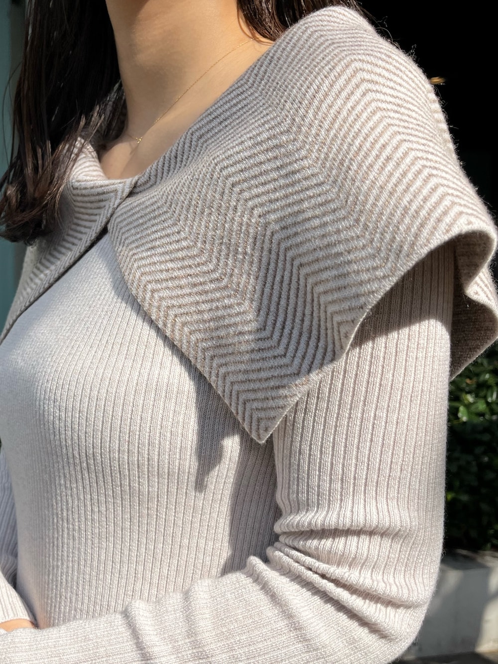 ベージュ系のブーツ、ホワイト系のワンピースを着用したレディースの冬コーディネートの7枚目の写真