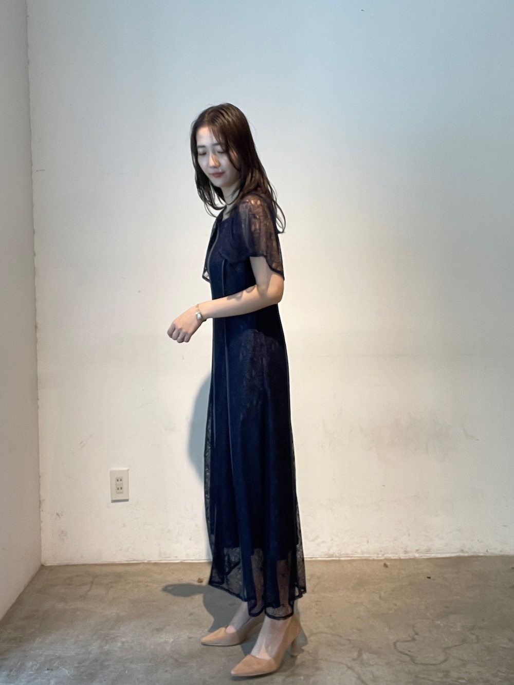 「LAGUNAMOONのLADYヴィンテージサテンラインパンプス（パンプス、ゴールド系）」を使った、久保田さん（レディース・162cm）の夏コーディネートの5枚目の写真