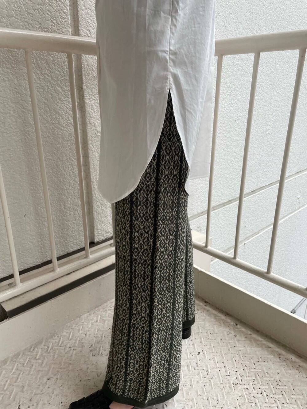 ホワイト系のシャツ/ブラウス、ベージュ系のその他パンツ、ホワイト系のショルダーバッグを着用したレディースの夏コーディネートの4枚目の写真