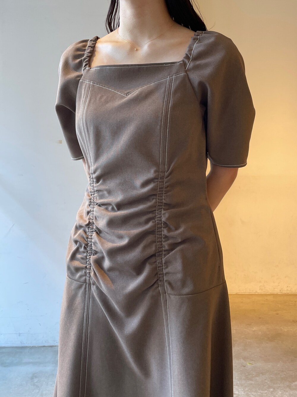 ベージュ系のサンダル、ブラウン系のワンピースを着用したレディースの冬コーディネートの6枚目の写真