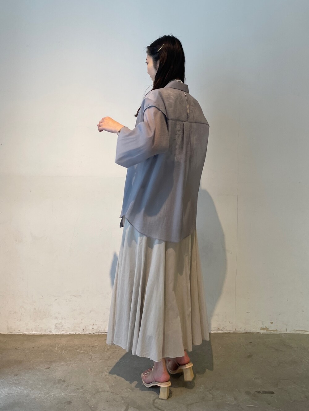 その他のサンダル、グレー系のスカート、ベージュ系のシャツ/ブラウスを着用したレディースの春コーディネートの5枚目の写真