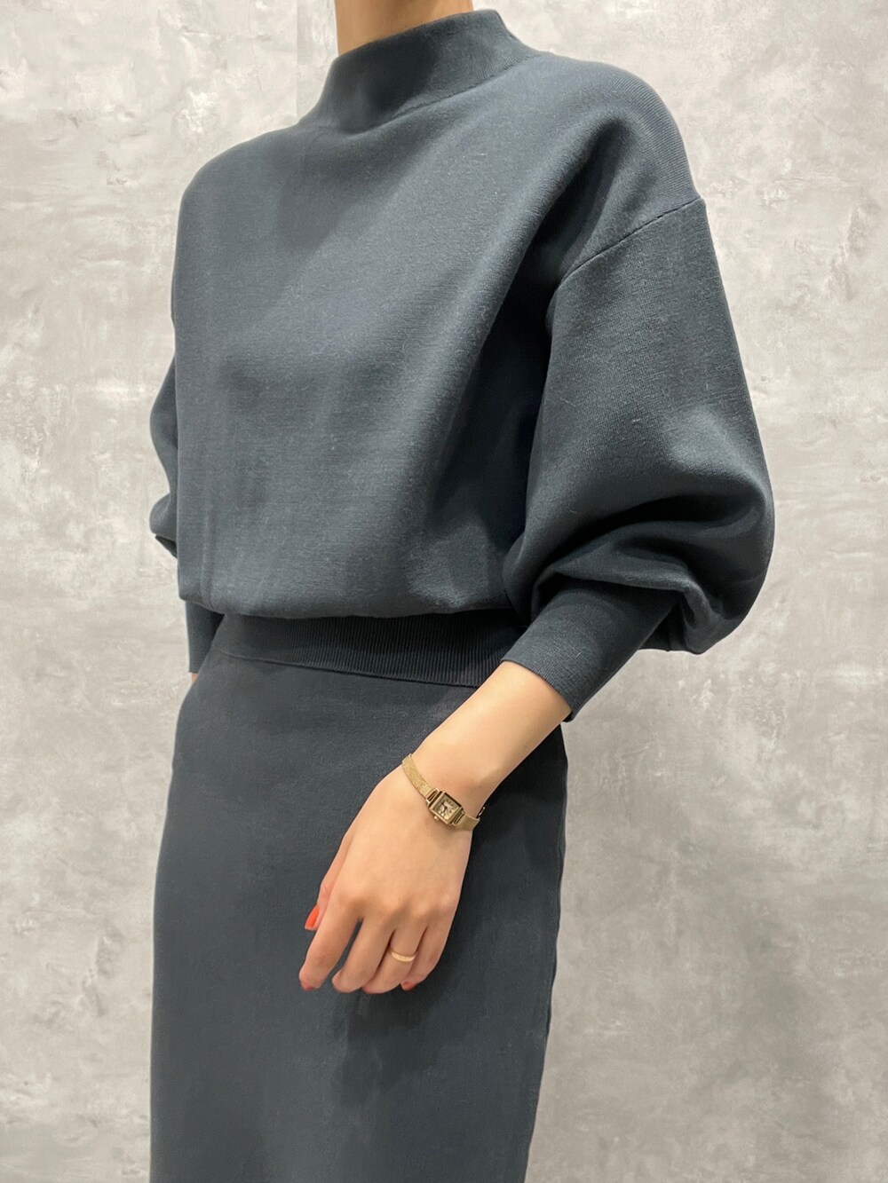 ホワイト系のカーディガン/ボレロ、グリーン系のニット/セーター、グリーン系のスカートを着用したレディースの冬コーディネートの9枚目の写真