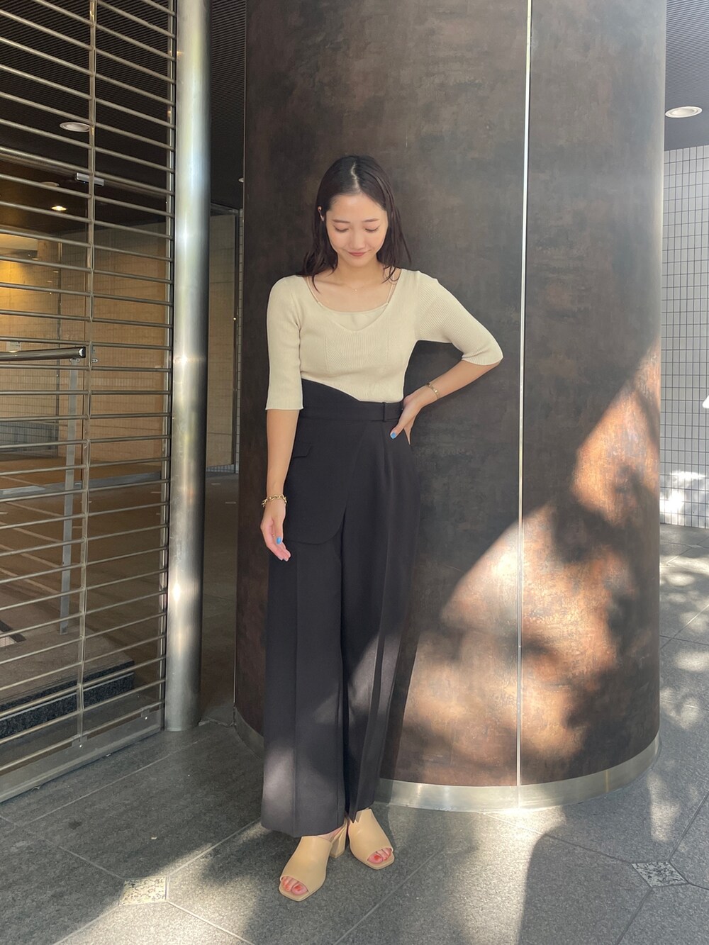 ベージュ系のサンダル、ブラック系のその他パンツ、ホワイト系のニット/セーターを着用したレディースの夏コーディネートの3枚目の写真