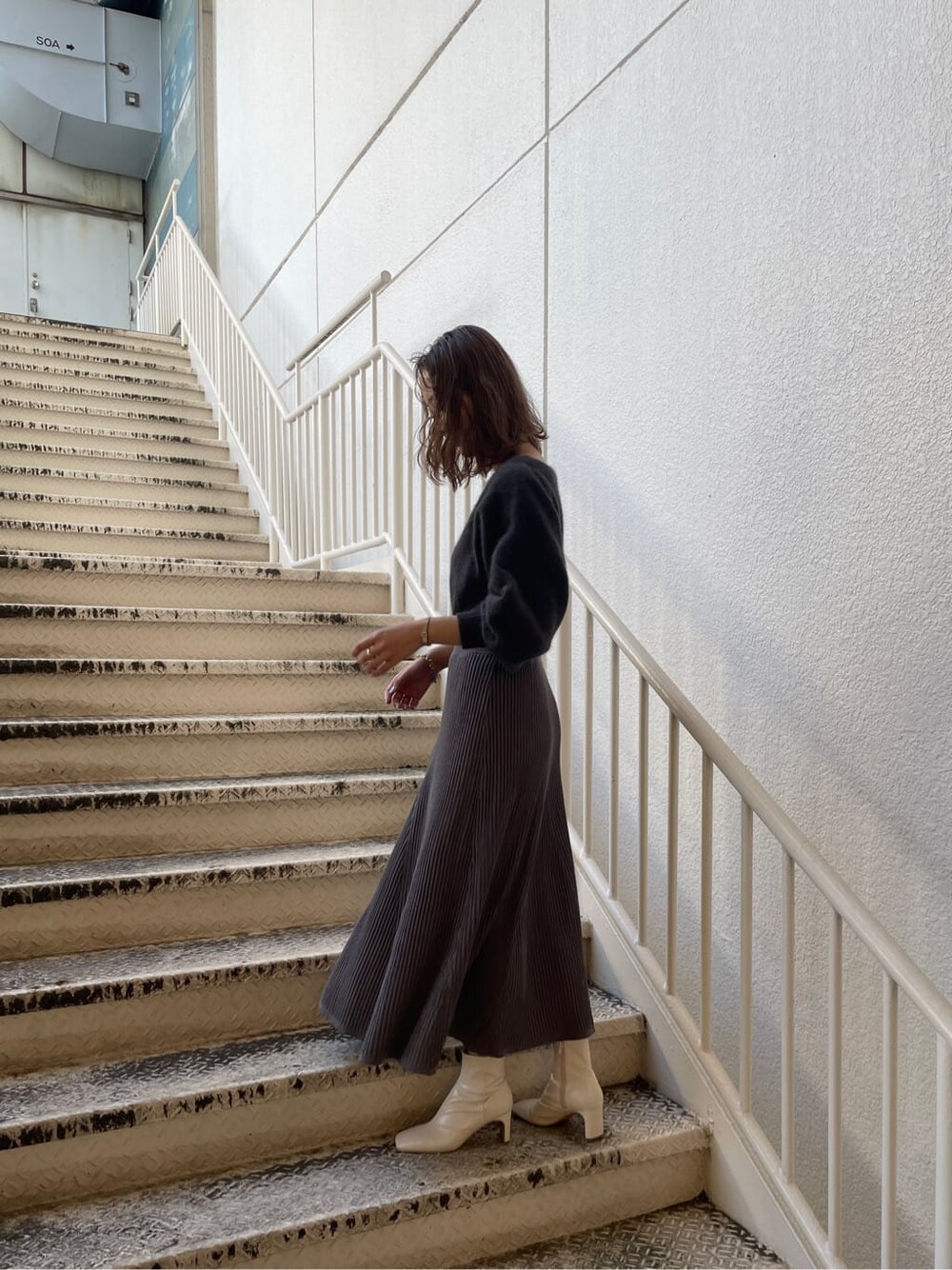 ホワイト系のその他シューズ、グレー系のワンピースを着用したレディースの冬コーディネートの3枚目の写真