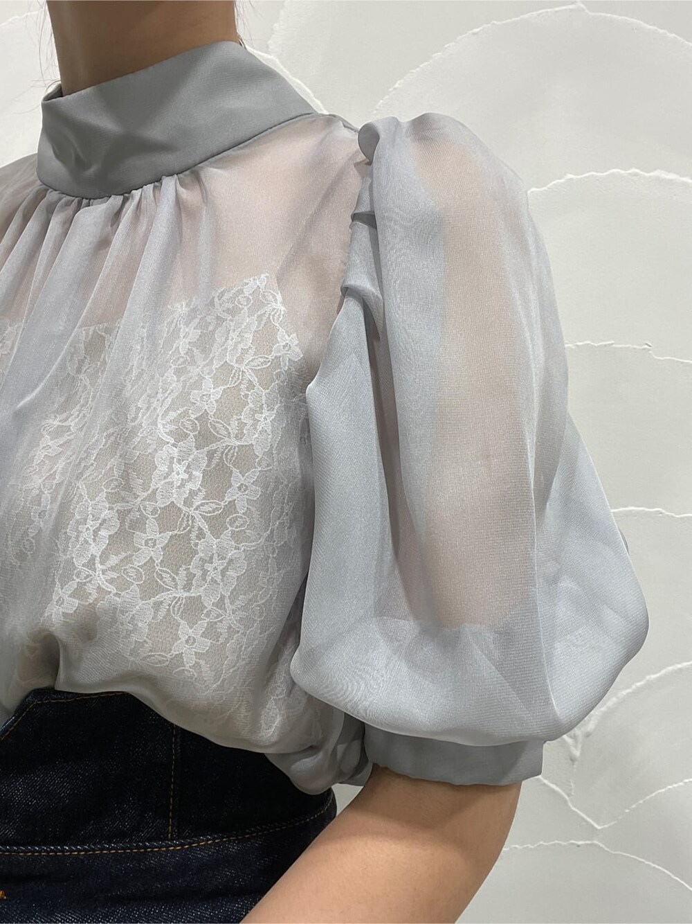 ベージュ系のブーツ、ブルー系のシャツ/ブラウス、ブルー系のデニムパンツを着用したレディースの春コーディネートの6枚目の写真