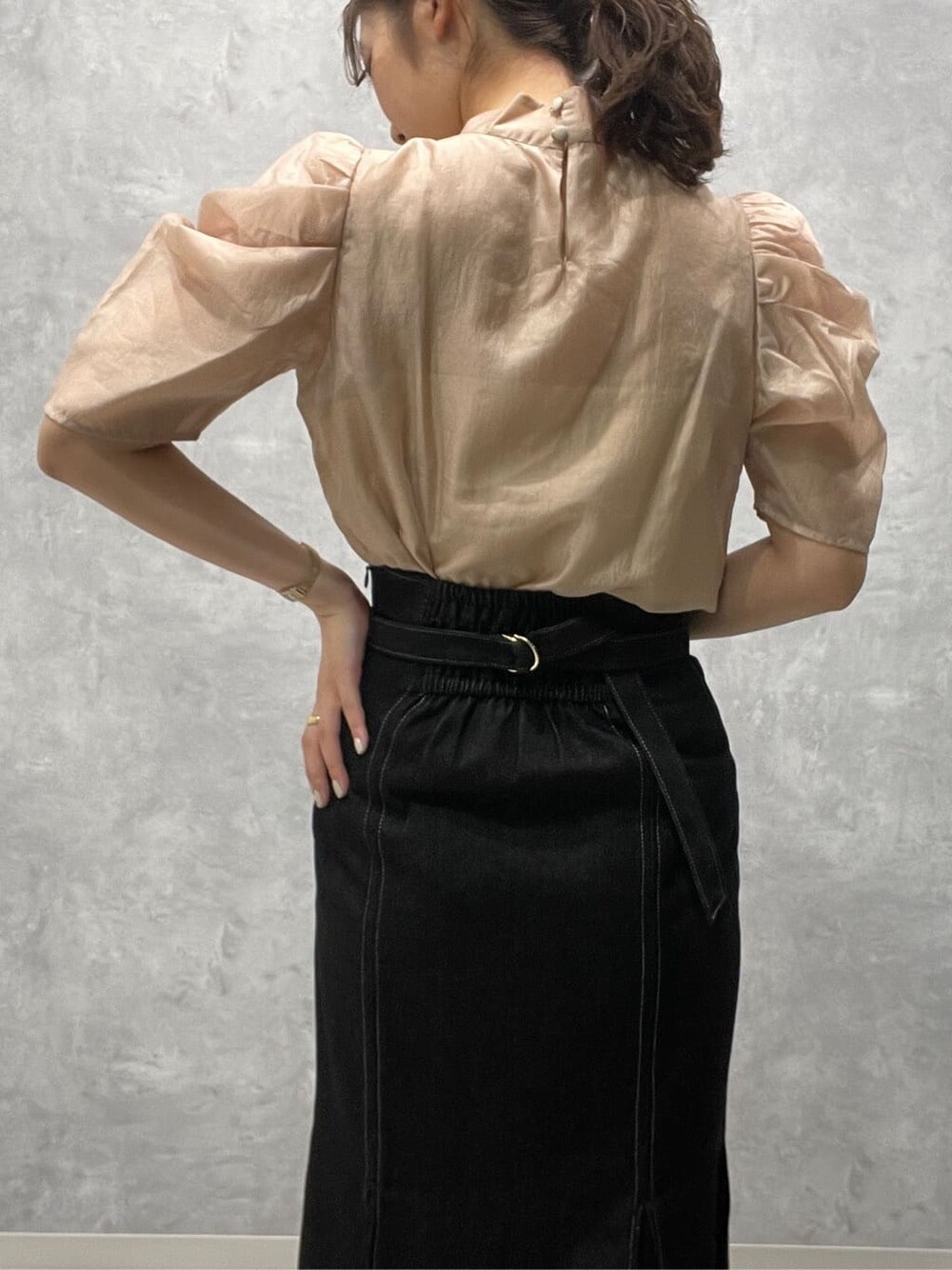 ベージュ系のシャツ/ブラウス、ブラック系のスカート、ベージュ系のサンダルを着用したレディースの春コーディネートの6枚目の写真